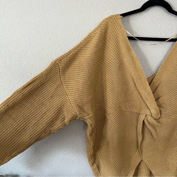Plunging Twist-Back Camel Knit Oversize Sweater - Picture 5 of 8